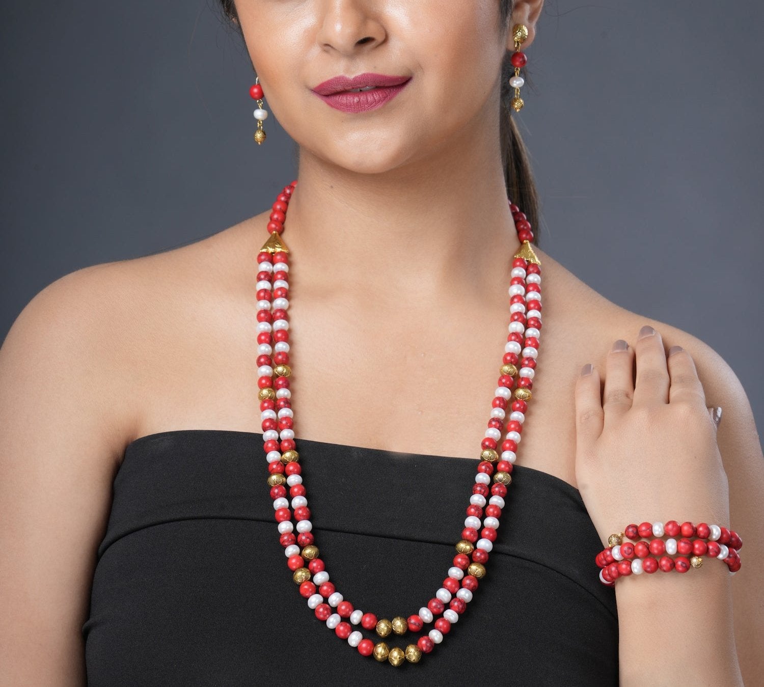 Girl Model Wearing Eykaa Red Howlite And Freshwater Pearl Necklace With Earrings And A Bracelet.