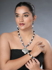 Eykaa Glorious Grace: Agate & White Howlite Necklace With Earrings