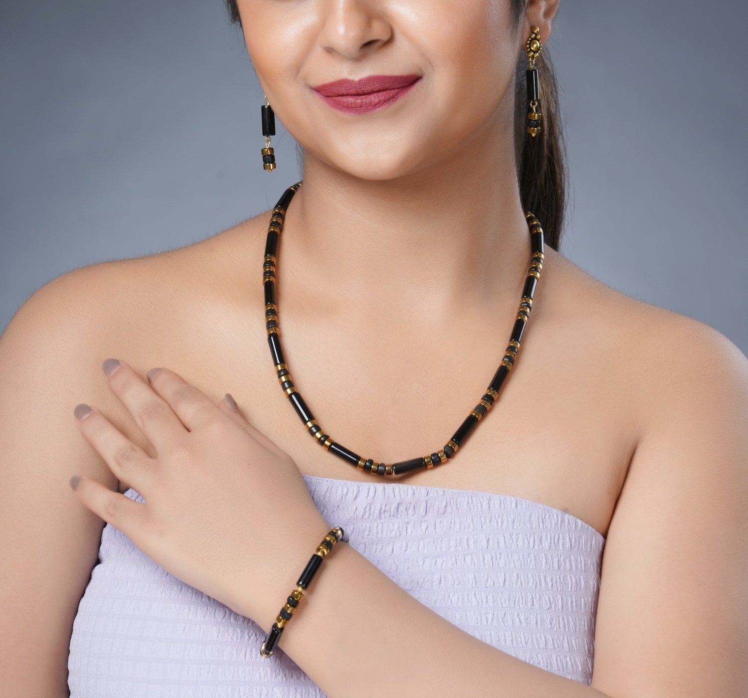 Girl Model Wearing Eykaa Agate Golden Hematite Necklace With Earrings And A Bracelet.
