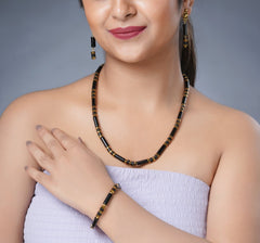 Girl Model Wearing Eykaa Agate Golden Hematite Necklace With Earrings And A Bracelet.
