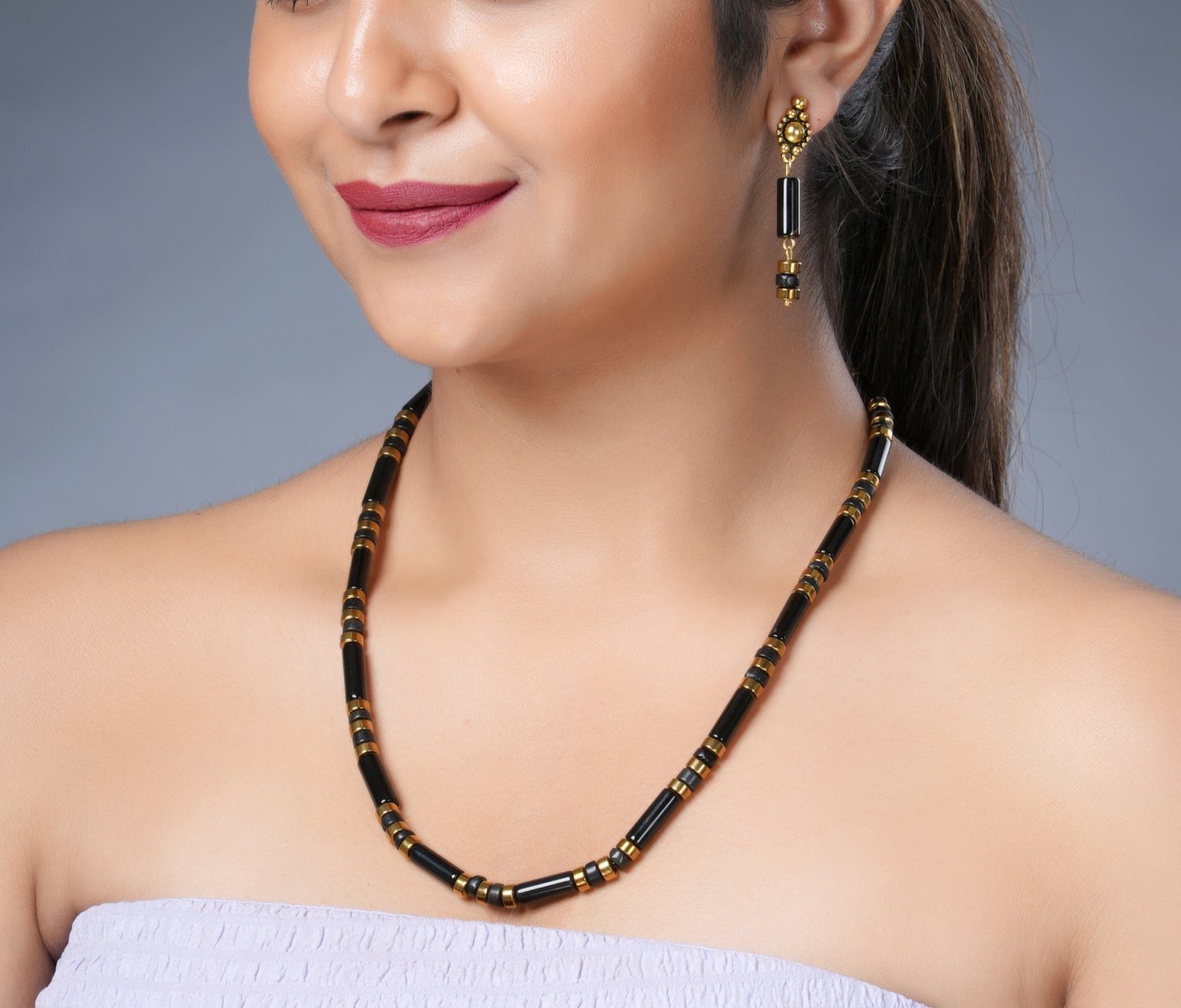 Girl Model Wearing Eykaa Agate Golden Hematite Necklace With Earrings.