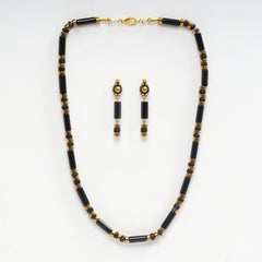 Eykaa Agate Golden Hematite Necklace With Earrings On A White Background.