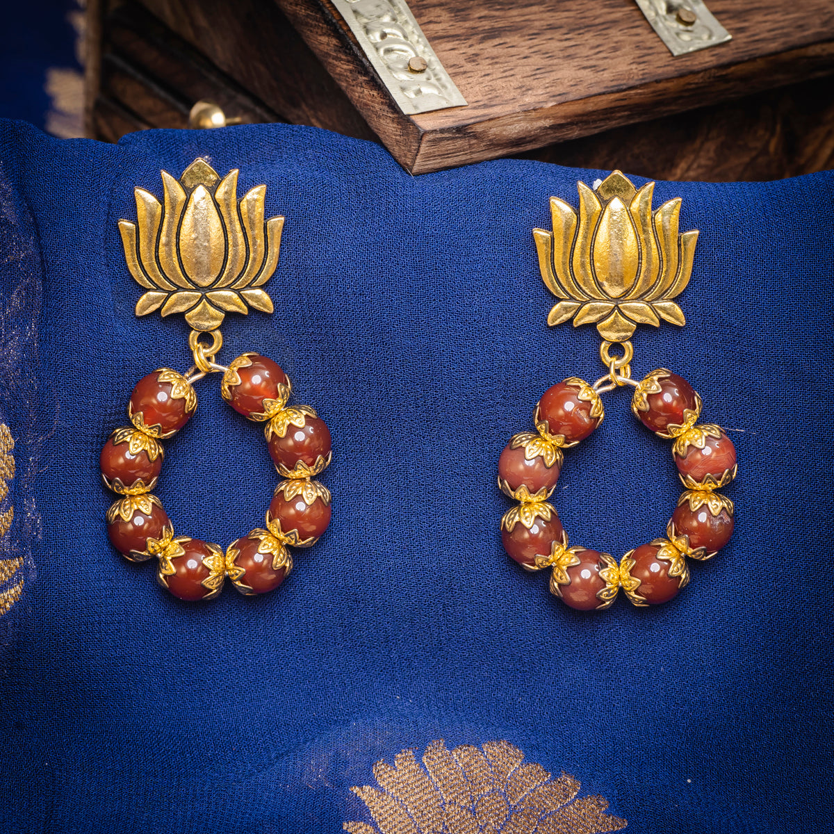 Eykaa GOLDEN LAVA AND RED ONYX NECKLACE WITH EARRINGS