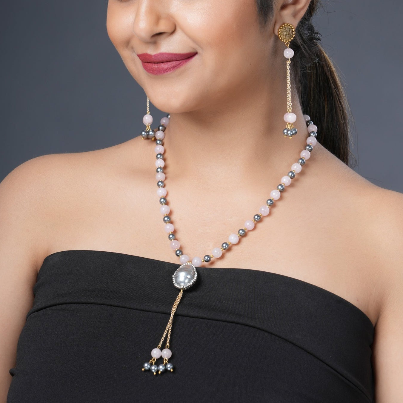 Girl Model Wearing Eykaa Rose Quartz With Shell Pearls And Shell Pearl  Necklaces With Earrings.