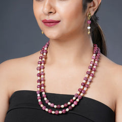 Girl model wearing Eykaa Dalmatian and Freshwater Pearl necklace with earrings.