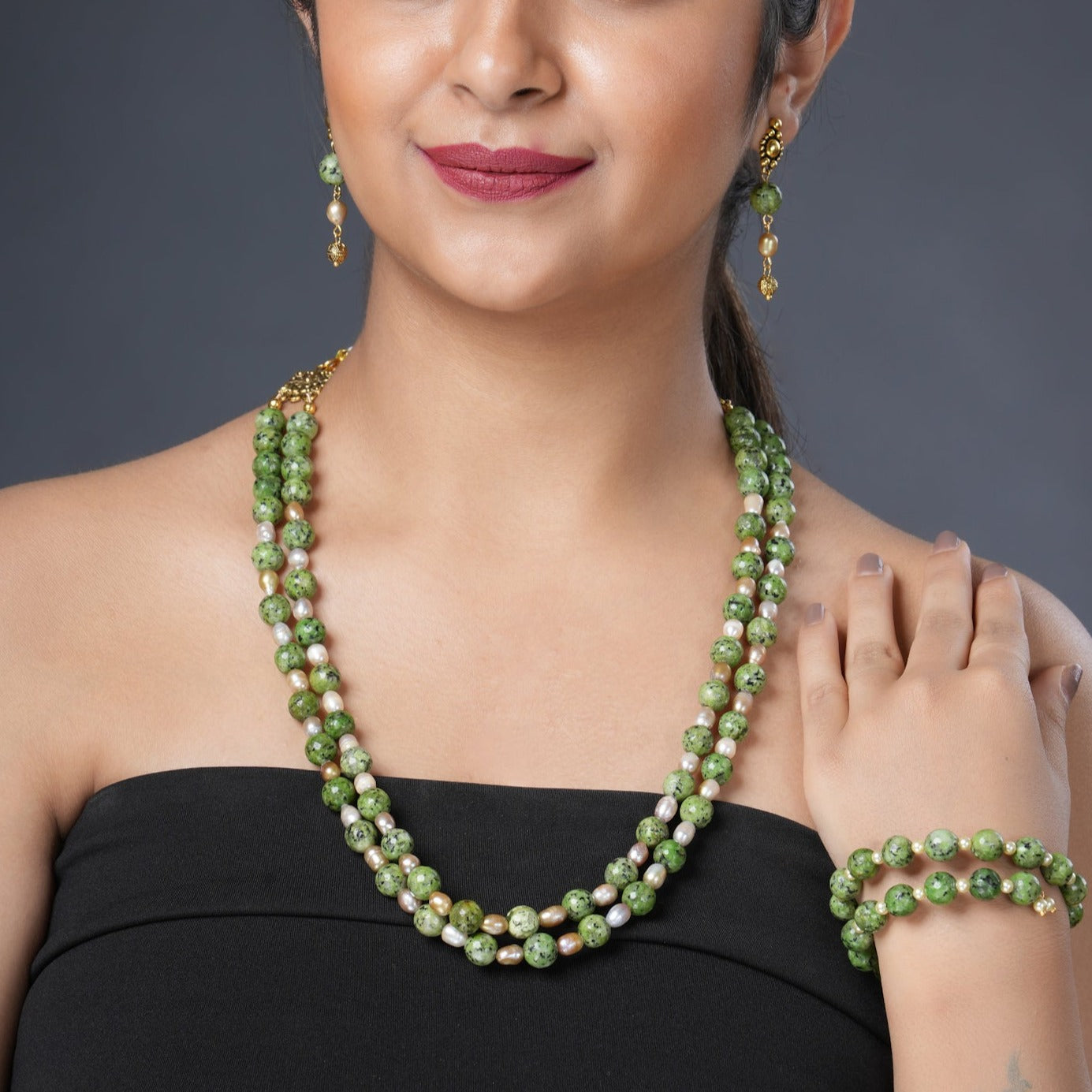 Eykaa Green Dalmatian And Fresh Water Pearl Necklace With Earrings And A Bracelet.