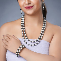 Girl Model Wearing Eykaa Hematite And Freshwater Pearl Necklace With Earrings And Bracelet.