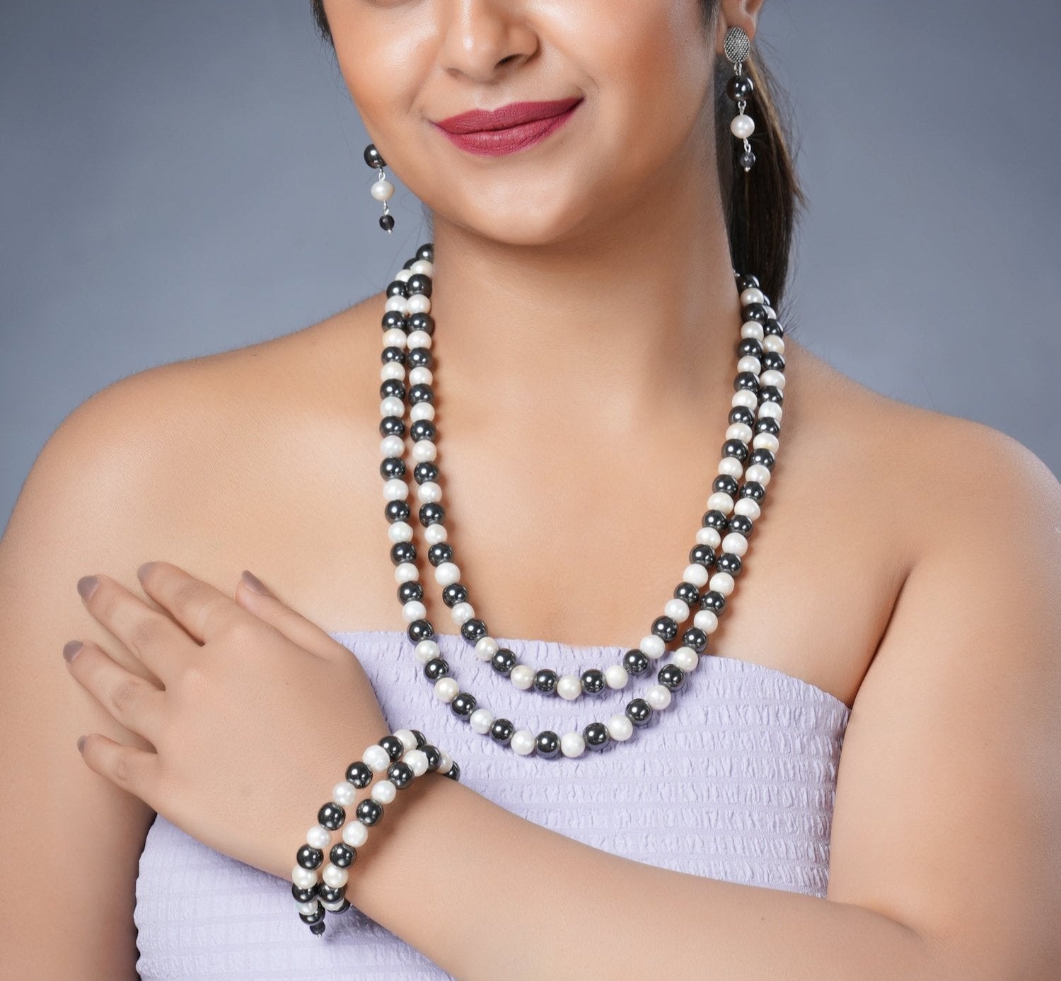  Girl Model Wearing Eykaa Hematite And Freshwater Pearl Necklace With Earrings And A Bracelet.