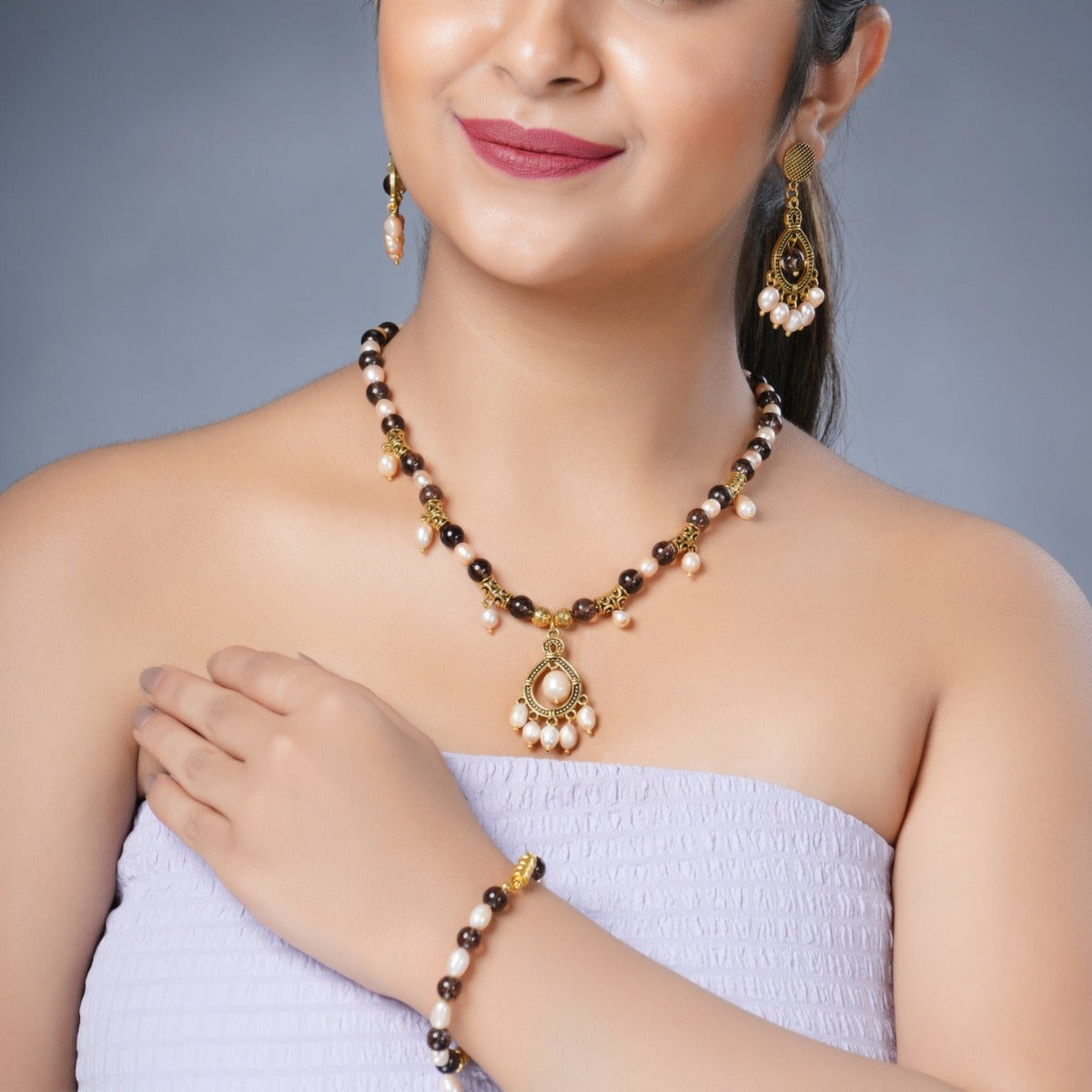 Girl Model Wearing Eykaa Smokey Quartz And Fresh Water Pearl Necklace With Earrings And A Bracelet.