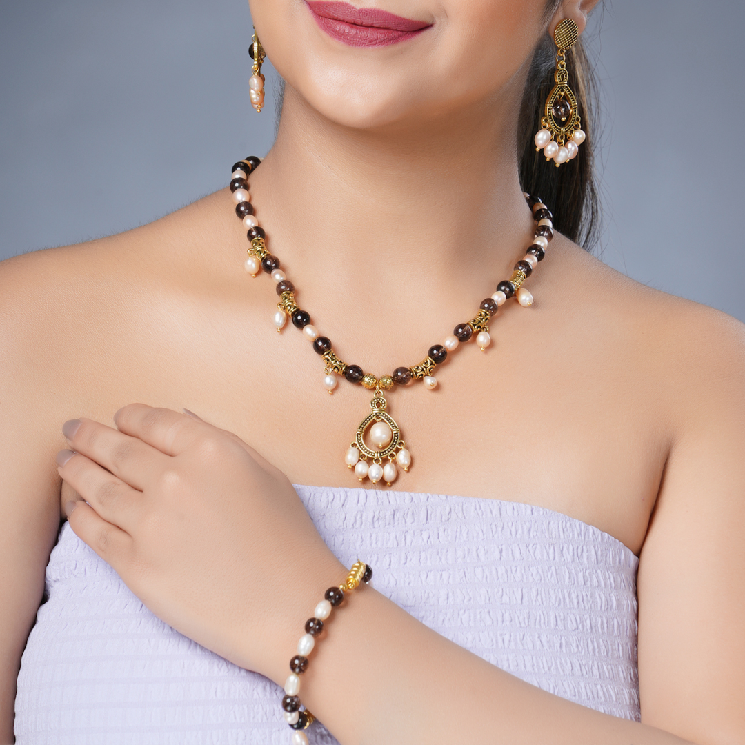 Girl Model Wearing Eykaa Smokey Quartz And Fresh Water Pearl Necklace With Earrings And A Bracelet.