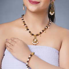 Girl Model Wearing Eykaa Smokey Quartz And Fresh Water Pearl Necklace With Earrings And A Bracelet.