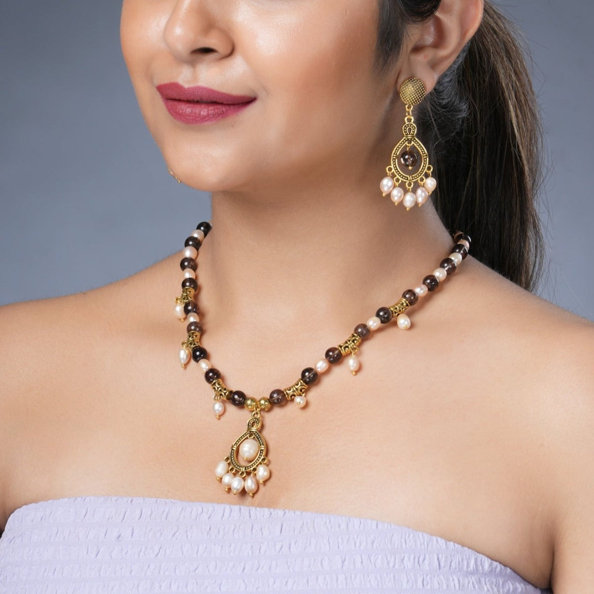 Girl Model Wearing Eykaa Smokey Quartz And Fresh Water Pearl Necklace With Earrings.