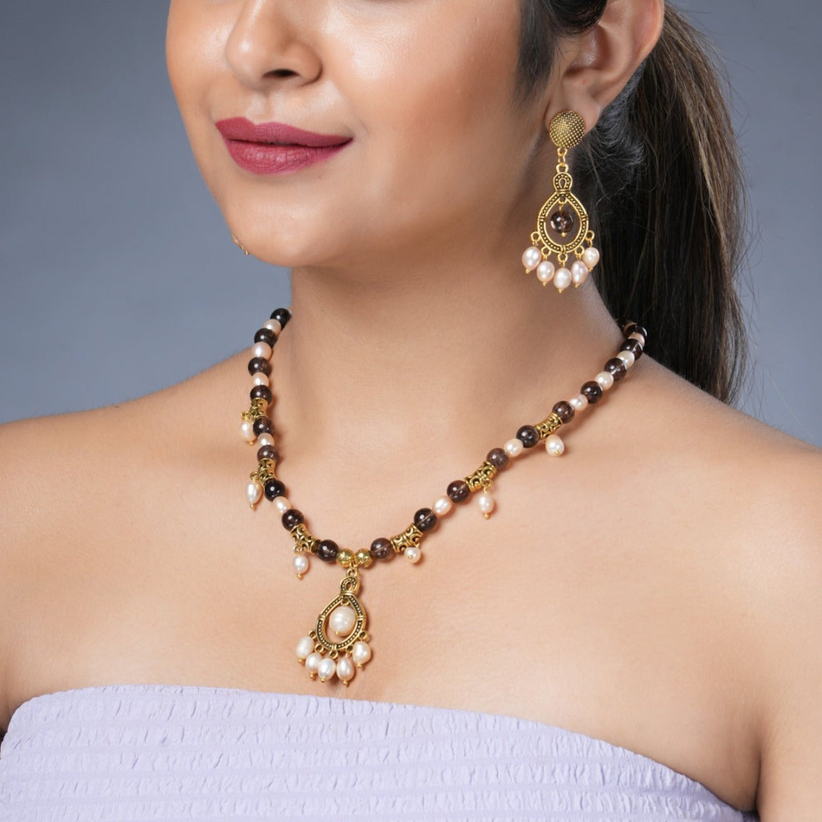 Girl Model Wearing Eykaa Smokey Quartz And Fresh Water Pearl Necklace With Earrings.