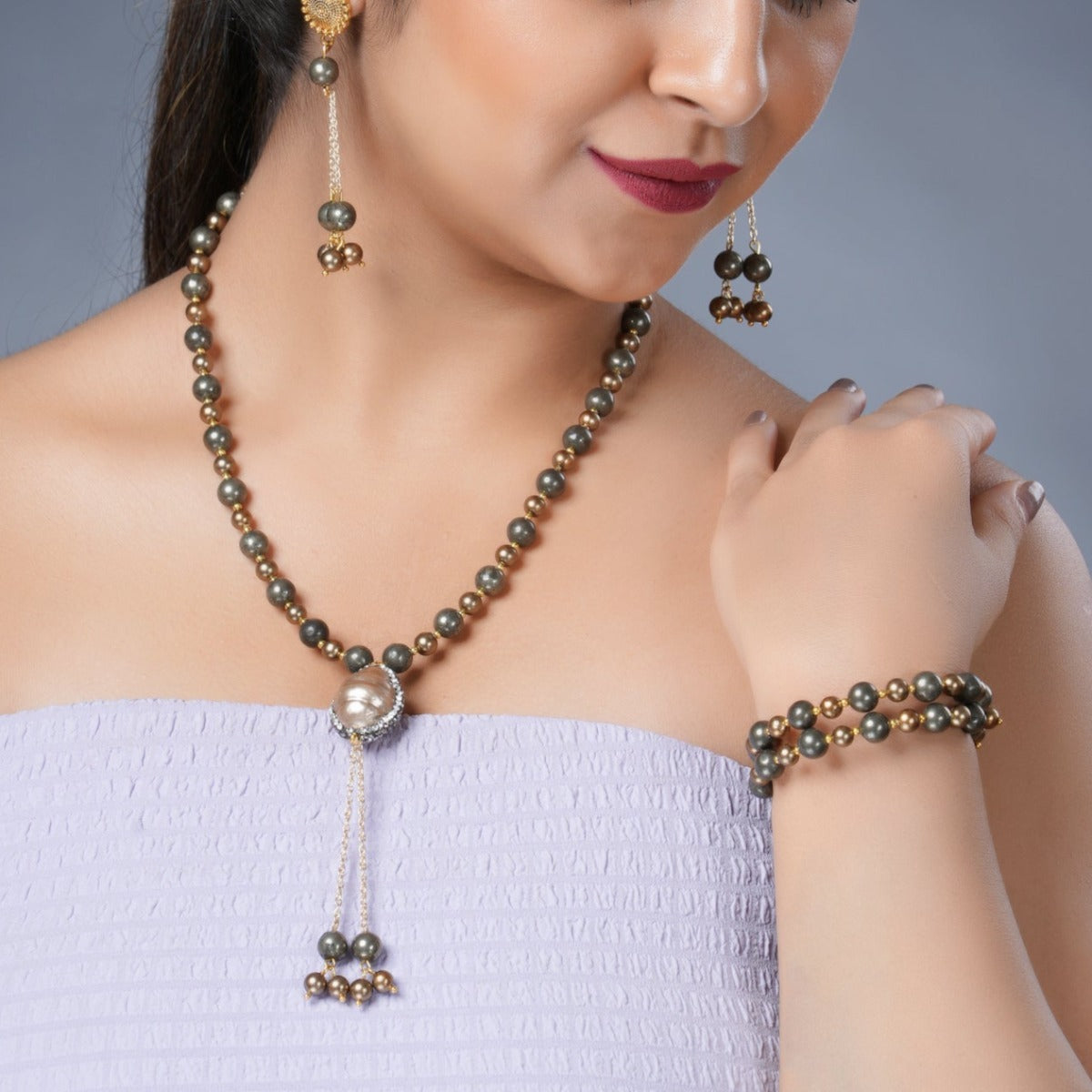 Girl Model Wearing Eykaa Pyrite With Shell Pearls And Shell Pearl Pendant Necklace With Earrings And Bracelet. 