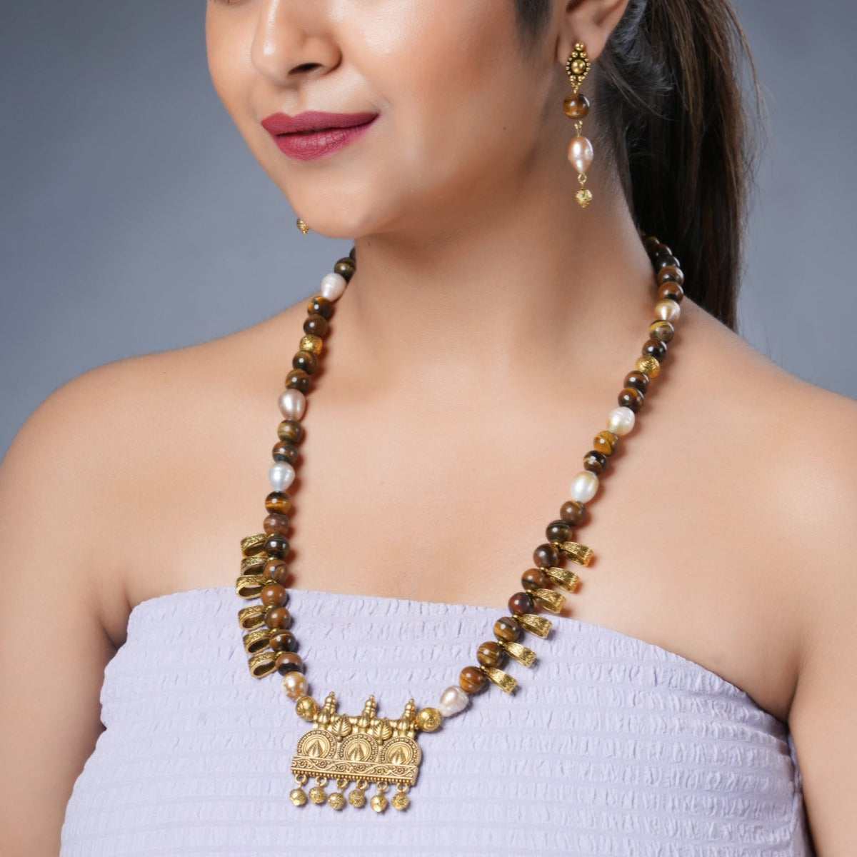 Girl Model Wearing Eykaa Freshwater Pearl And Tiger Eye Necklace With Earrings.