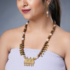 Girl Model Wearing Eykaa Freshwater Pearl And Tiger Eye Necklace With Earrings.