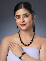 Girl model wearing Eykaa necklace, earrings and bracelet that features semi-precious stone black onyx with hakik. 