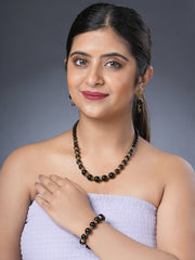 Girl model wearing Eykaa necklace, earrings and bracelet featuring black tourmaline, blackonyx and hakik semi precious stone

Eykaa
stone jewellery
womens jewellery
earing for women
bracelet for women
necklace for women
jewellery stores